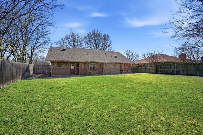 Building Photo - 3118 Normandy Dr