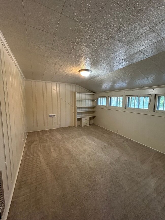 Building Photo - Charming 3-Bed Near UMKC – Hardwood Floors...