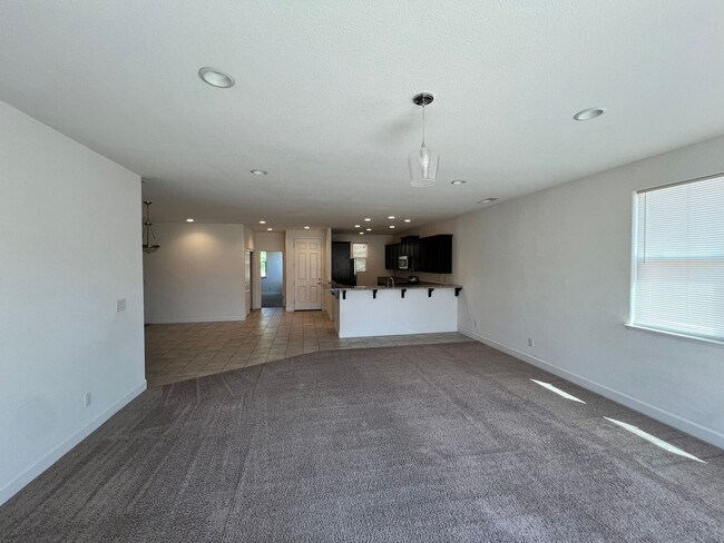 Building Photo - Large 4-bedroom home in Green Valley Estat...