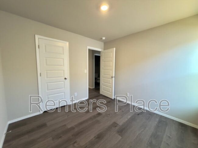 Building Photo - 1006 W Lawton Rd