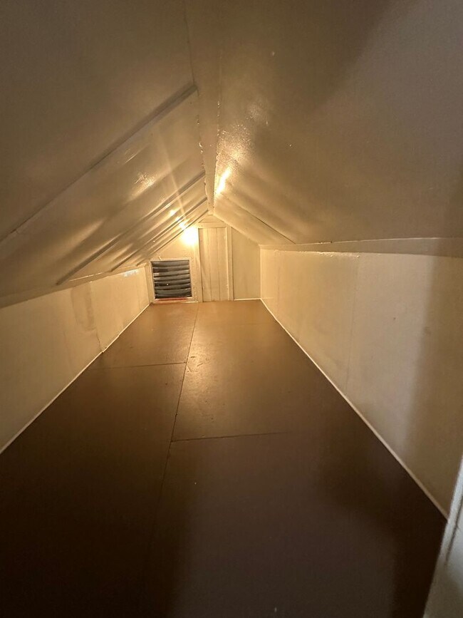 Building Photo - This is a 3bedroom 1 Full bathroom house which has a spacious living room, dining room and full k...