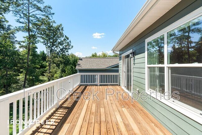 Building Photo - 17 Woodbridge Park Dr