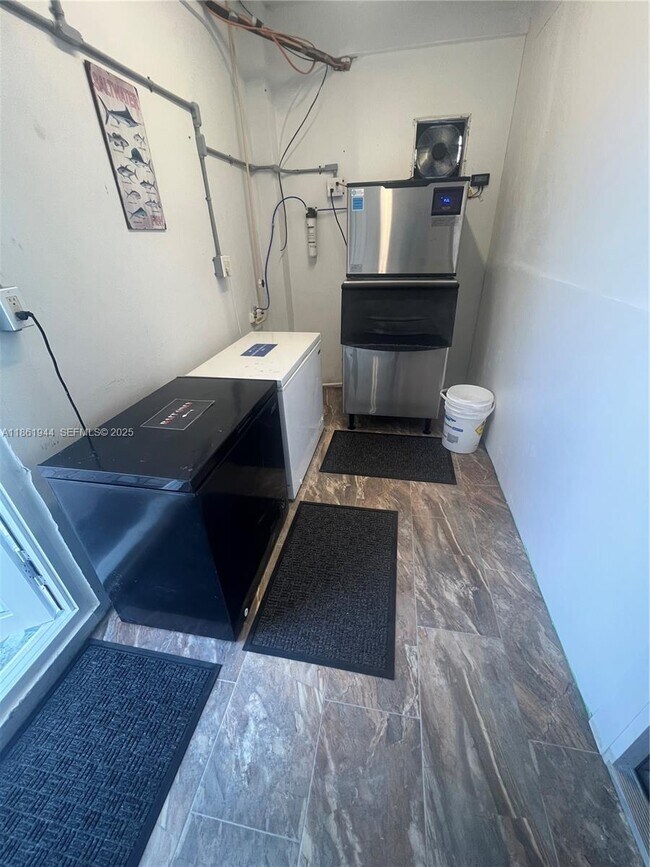 Building Photo - 7760 Aviation Blvd