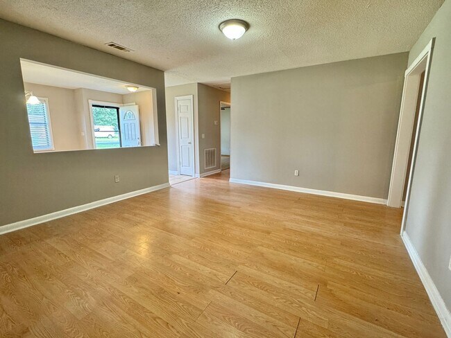 Building Photo - AVAILABLE AUGUST 2025 [PET FRIENDLY]
