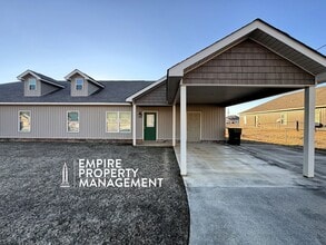 Building Photo - 216 Fern Bank Dr