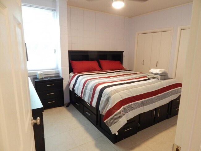 Building Photo - 904 Brightwood Manor Dr