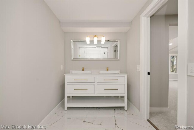 Building Photo - 5240 Clarendon Crest St