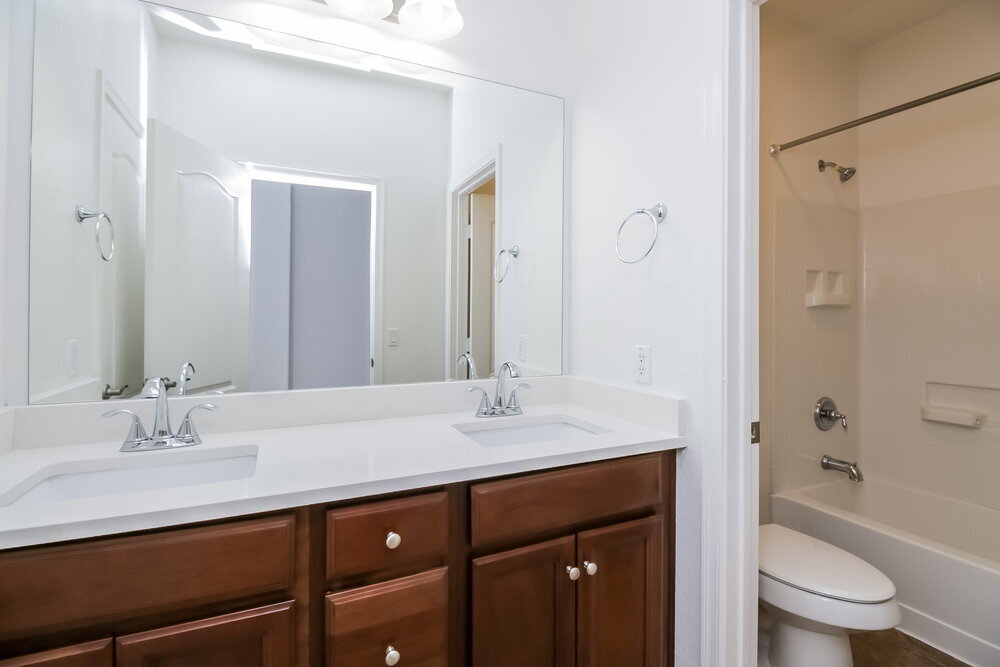 Building Photo - 545 E Navajo Trail