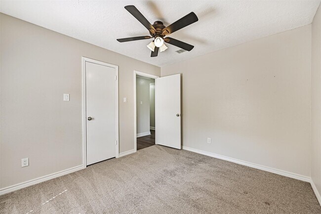 Building Photo - 1115 W Castlewood Ave