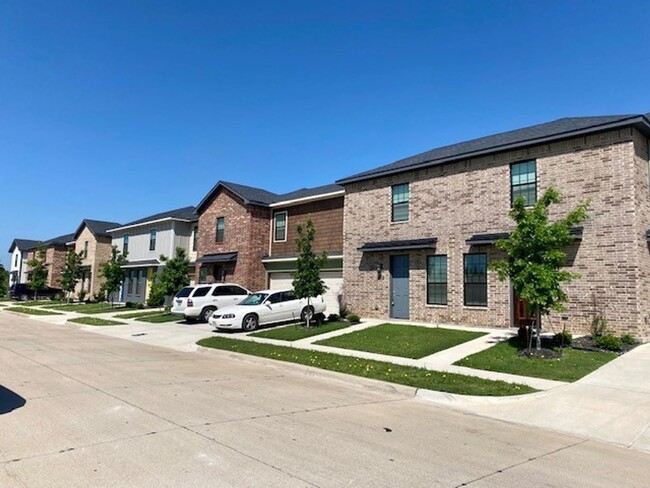 Building Photo - Beautiful Townhome