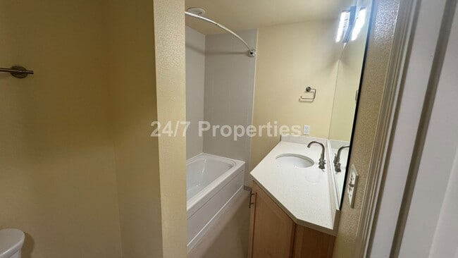 Building Photo - Spacious, Open-Concept 3 Bedroom West Linn Home