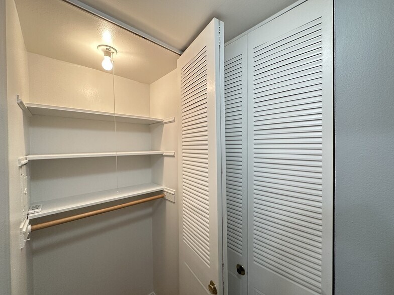 Building Photo - 5820 N Sheridan Rd