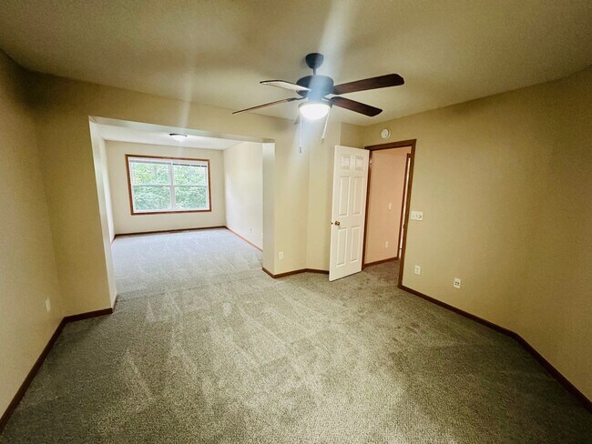 Building Photo - Updated Colonial 3 Bedroom Townhome with N...
