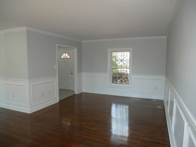 Building Photo - 4 Bedroom 3.5 Bath Corner Unit Townhouse o...