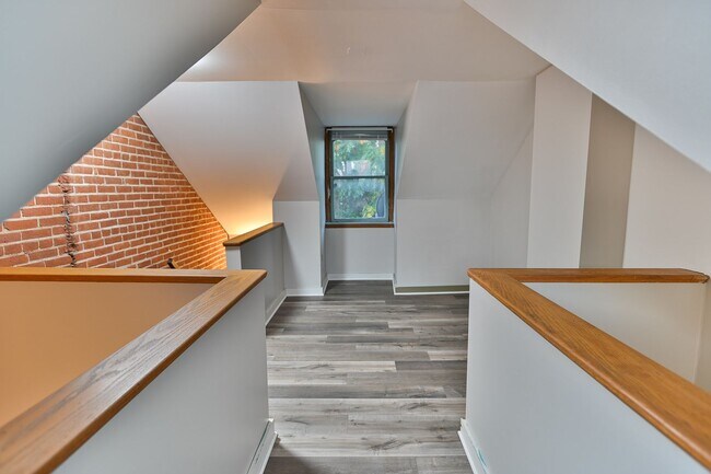 Building Photo - Charming 2 Bedroom on Grand St with Bonus Room