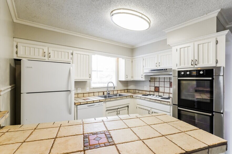 Building Photo - 204 Redondo Ct N