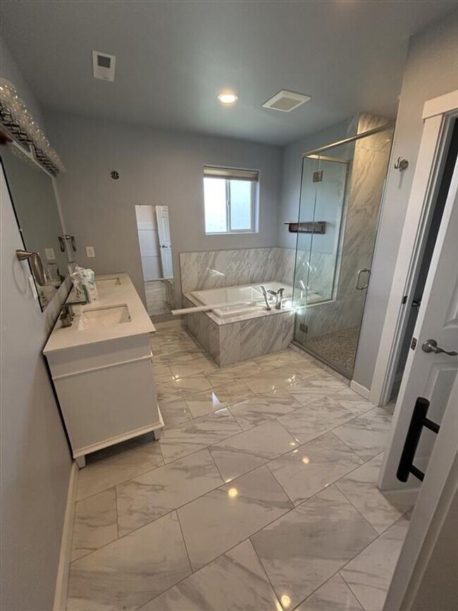 Building Photo - 211 Baker St