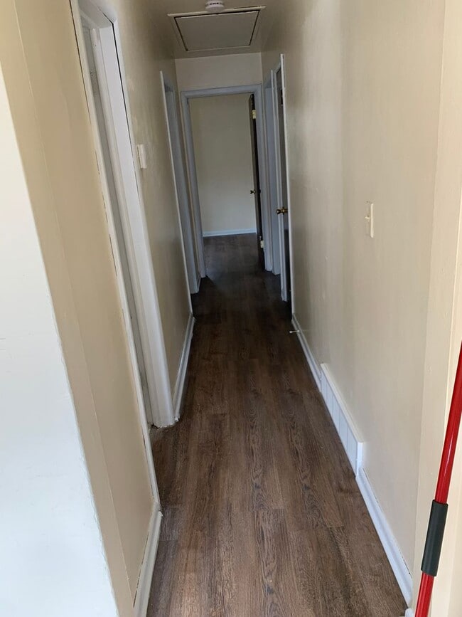 Building Photo - 3BR SINGLE FAMILY HOME WITH FULL BASEMENT,...