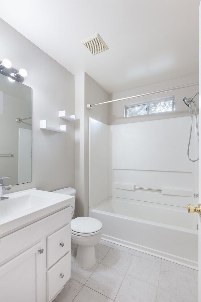 Building Photo - 3bd/2ba Duplex Unit w/ Garage in Ideal Loc...