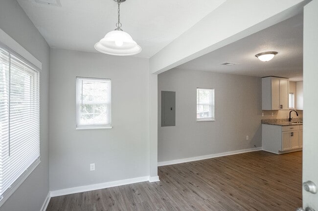Building Photo - 536 Basin St