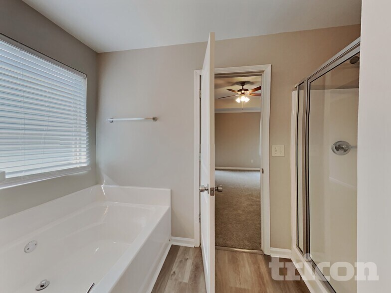 Building Photo - 1006 Grenier Terrace NE