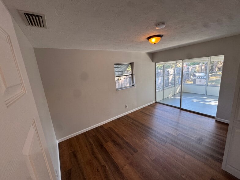 Building Photo - 438 80th Ave N