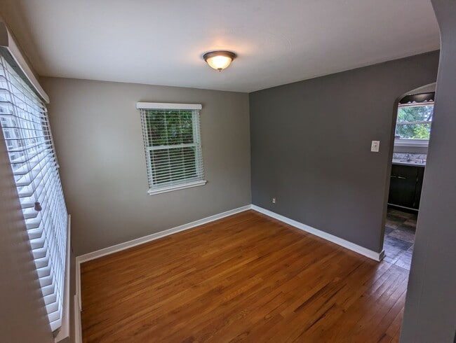 Building Photo - Cozy 2 Bedroom House near Riverview Park
