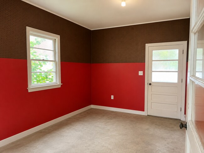Building Photo - Beautiful 3 Bedroom 1 bathroom Cape Cod with Bonus Room!