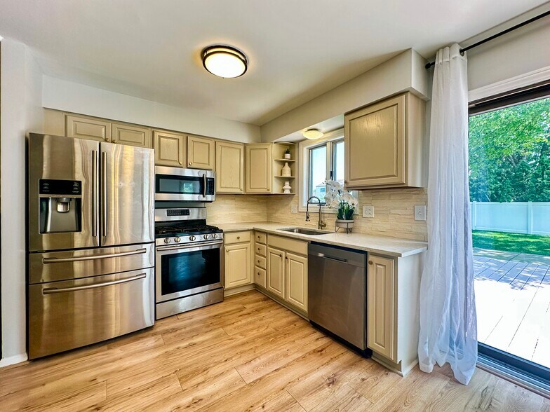 Building Photo - 273 Queens Way