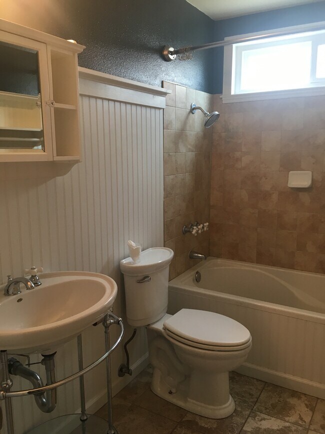 Building Photo - Coming Soon......Single Family Home! Solar Powered! Pet Friendly! Landscaper Included!