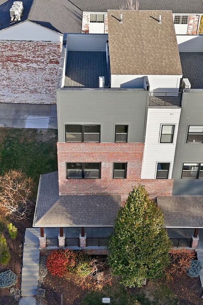 Building Photo - Stylish Midtown townhouse with stunning city views!