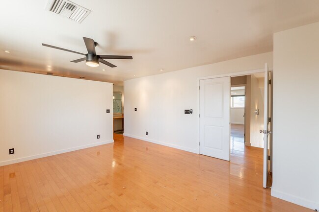 Building Photo - 1325 W Lobo Ave