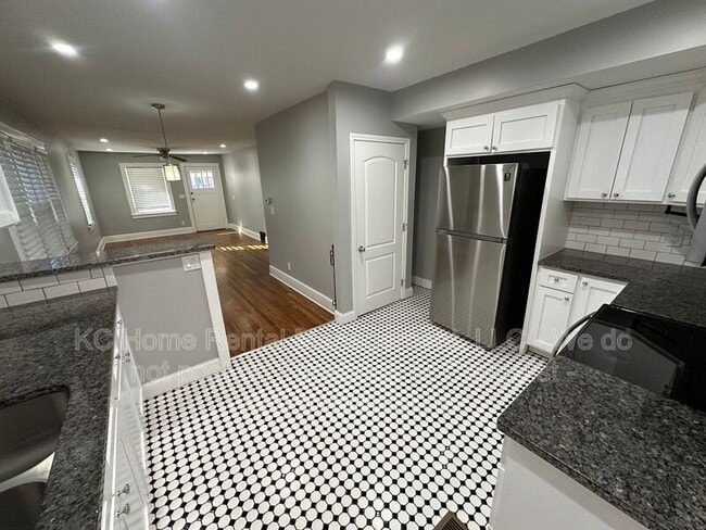 Building Photo - 2535 Charlotte St