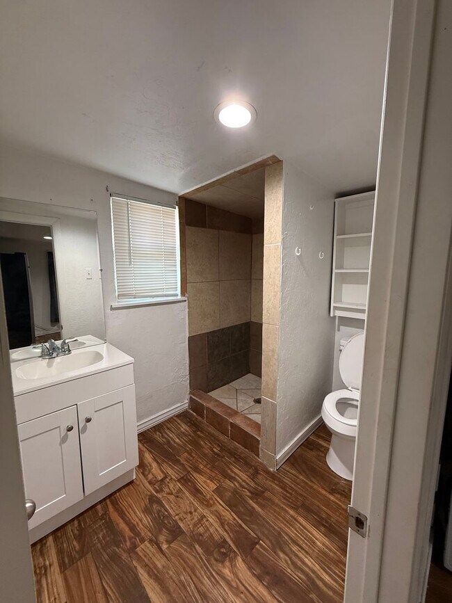 Building Photo - Charming 1-Bedroom Apartment with Hardwood Floors Near Downtown San Antonio