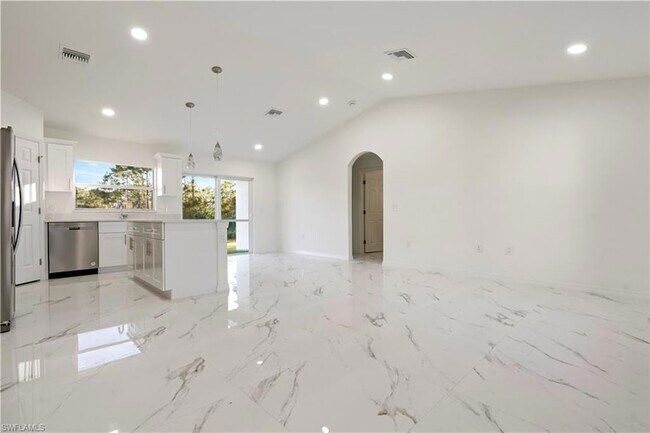 Building Photo - 732 Asher St E