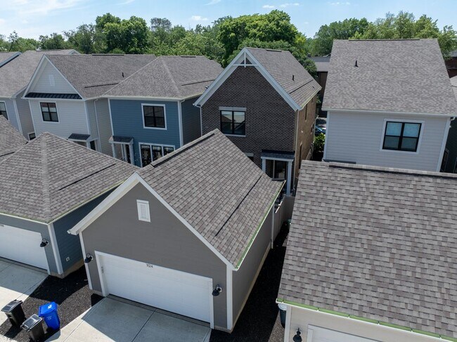 Building Photo - 1124 Edgehill Rd