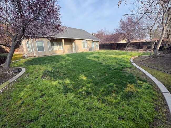 Building Photo - Spacious Tulare Home Available Now!