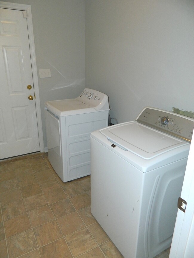 Building Photo - 1099 Maple Ridge Ct