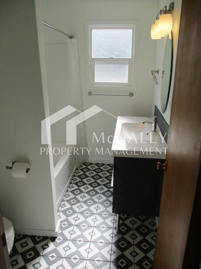 Building Photo - Gorgeous 3 Bedroom, 1 Bathroom Rambler near downtown Gig Harbor!