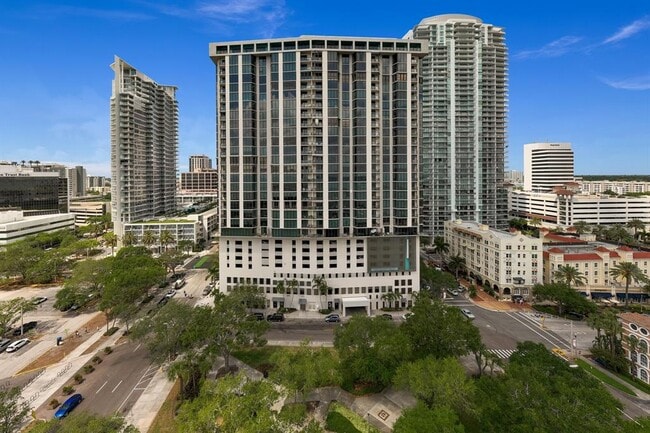 Building Photo - 1 Beach Dr SE