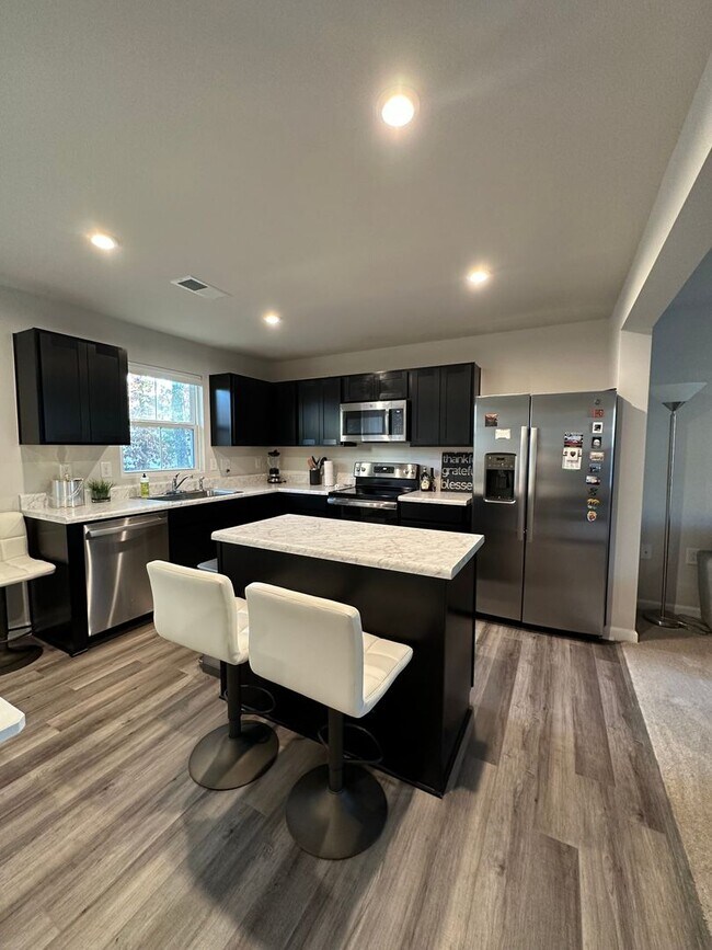 Building Photo - FULLY FURNISHED like-new Townhouse w/ Garage