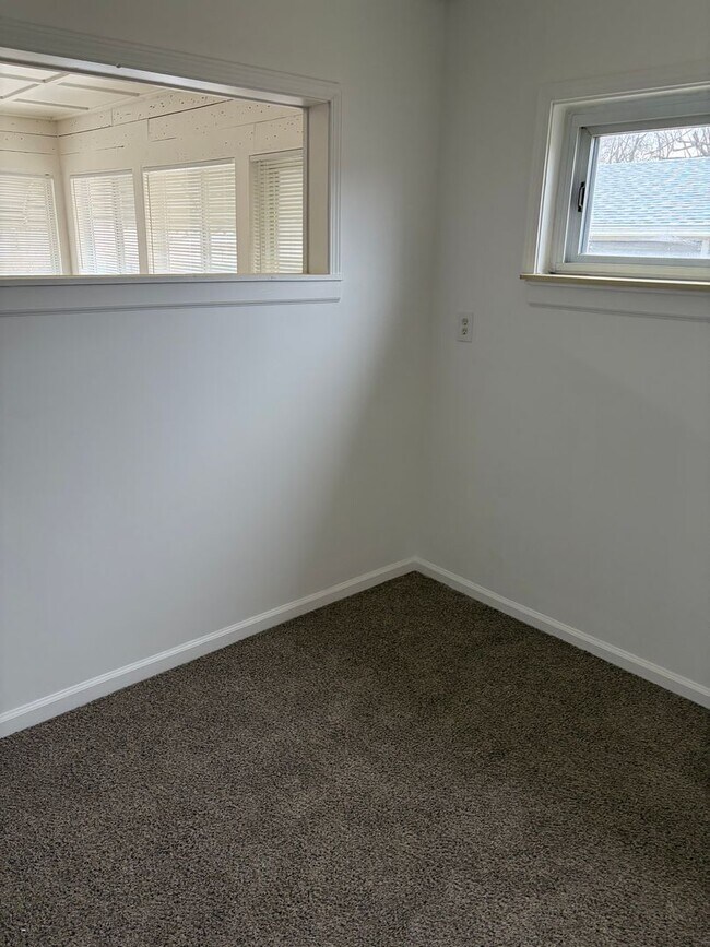 Building Photo - PRICE REDUCED!!4 bedroom 1 bath newly remodeled ranch in Dearborn Heights