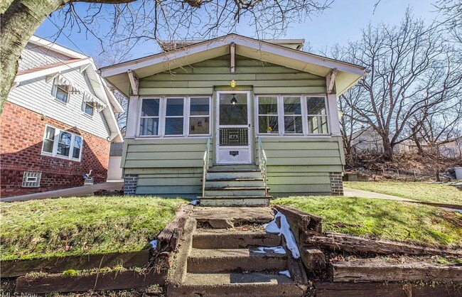 Building Photo - Spacious Single 3 Bedroom Home