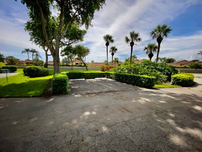Building Photo - 6447 Parkview Dr