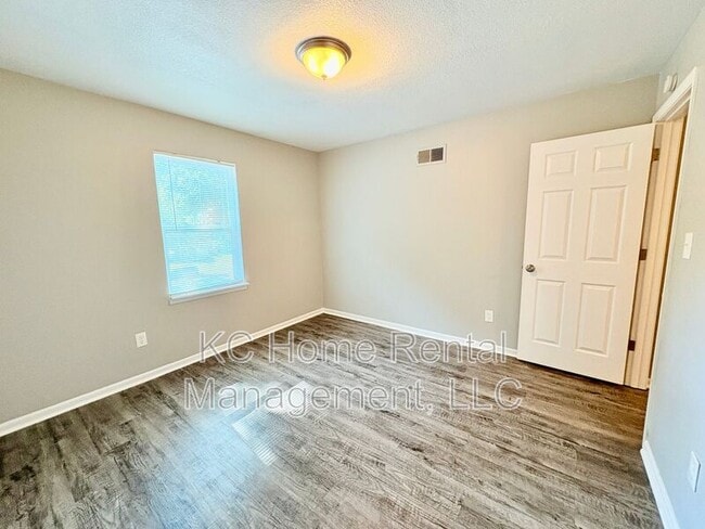 Building Photo - 513 N Troost St