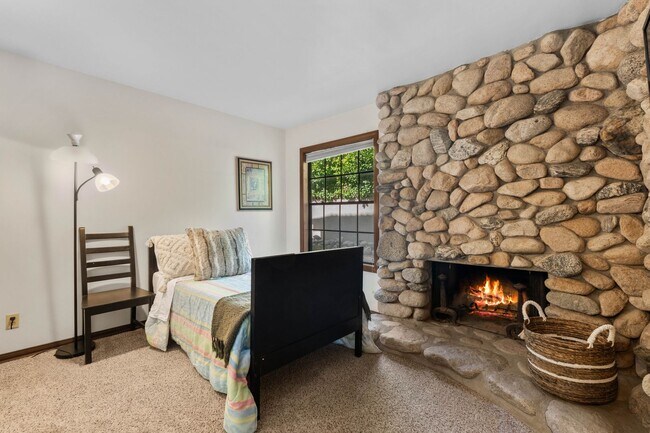 Building Photo - Brilliant Tavern Bay Home