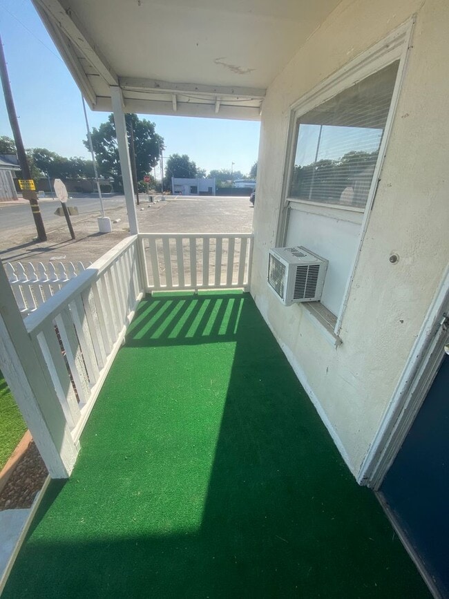 Building Photo - 2 bedroom large yard ready to move in!