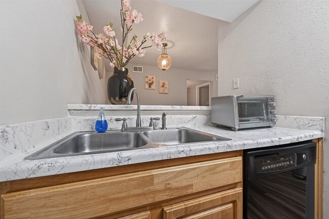 Building Photo - 10555 Turtlewood Ct