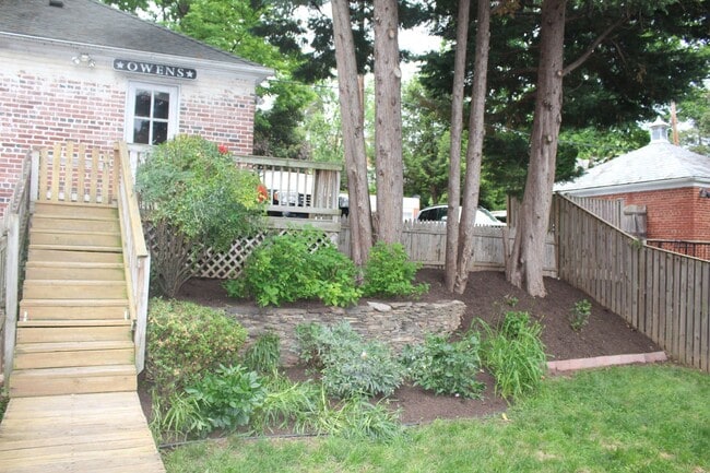 Building Photo - "Coming Soon" NW DC locale...3 level - 2/2.5 w/ off street parking  - 17 months only -