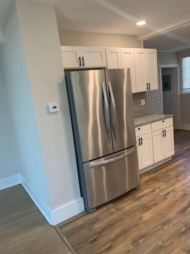 Building Photo - 5 Bedroom - PRE-LEASING FOR JUNE